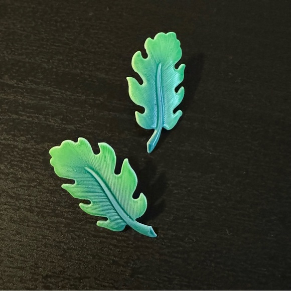 ⚜️3 for $30⚜️ Bundle of 2 Vintage Green Earrings (Hoops and Leaf Studs, Neon) - Picture 4 of 7